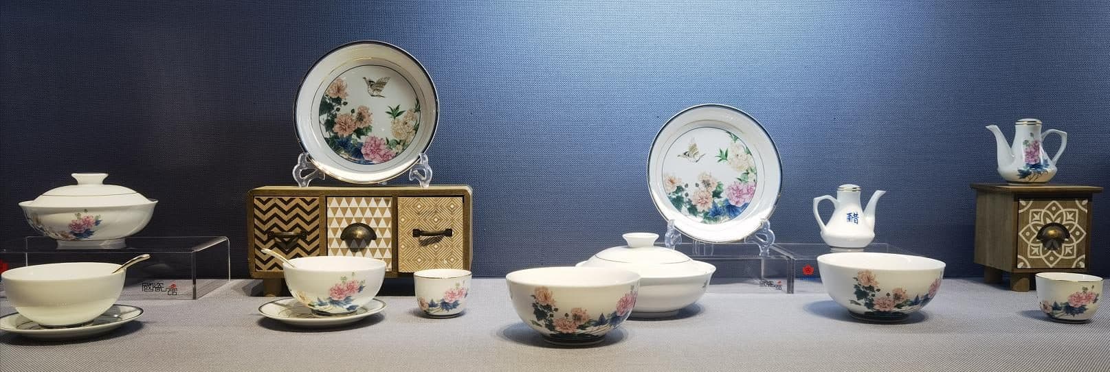 Red Leaf Brocade Splendour — a 48-piece Chinese porcelain dinner service