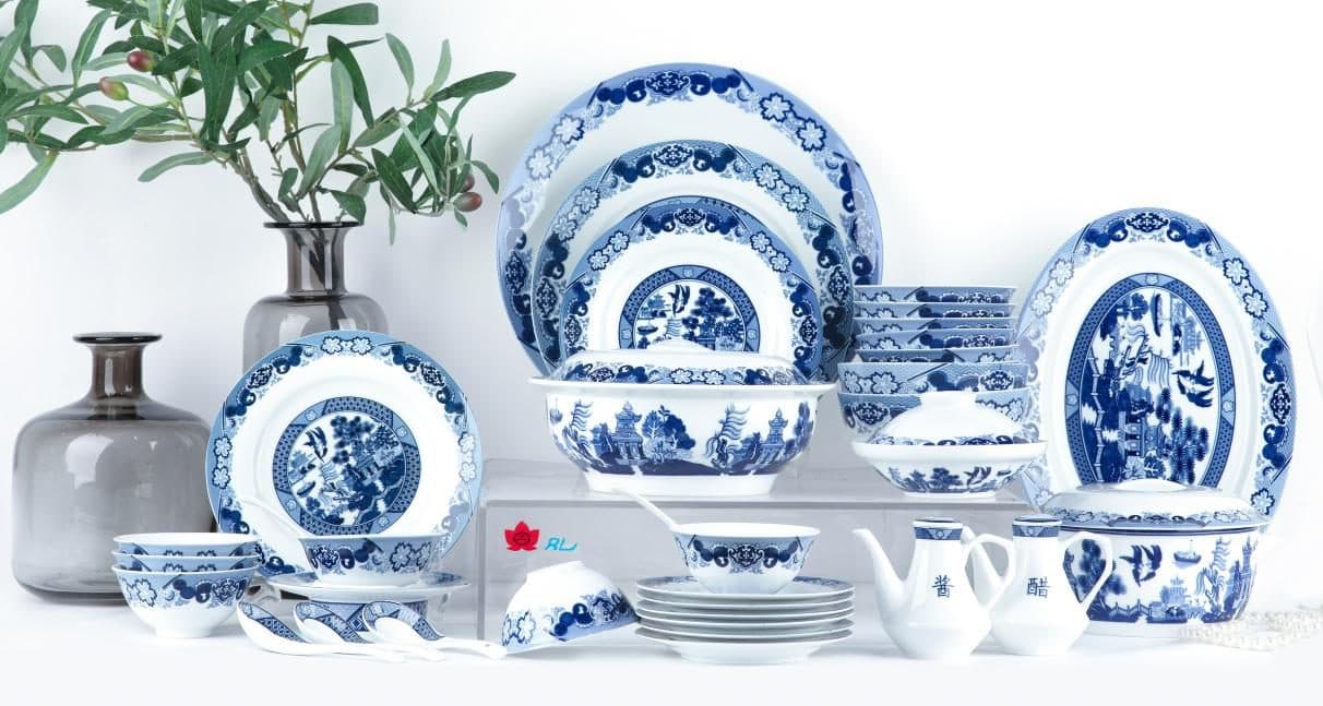 The Red Leaf Classical Garden service, 111 pieces of high-fired Jingdezhen porcelain