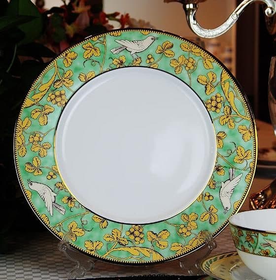 Red Leaf Emerald Wonderland — a 60-piece Chinese porcelain dinner service