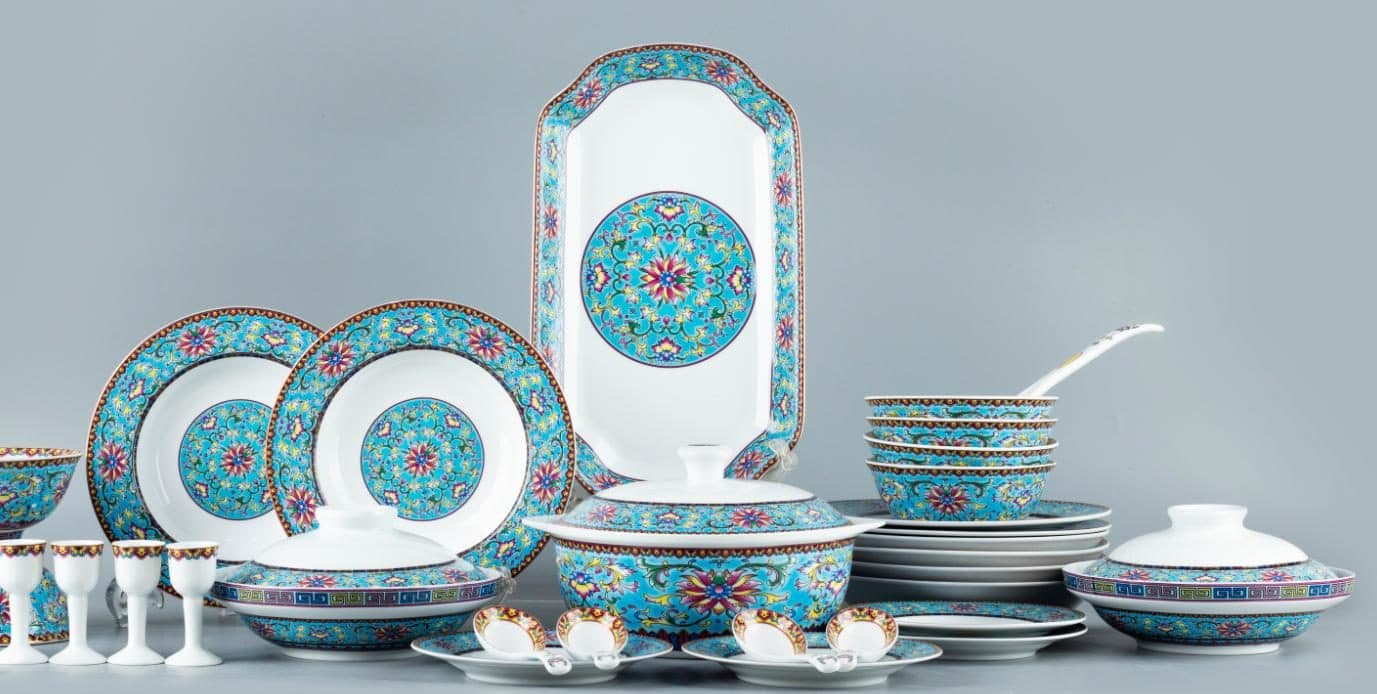 Red Leaf Falangcai Enamel Prosperous Era Ruyi — a 38-piece Chinese porcelain dinner service