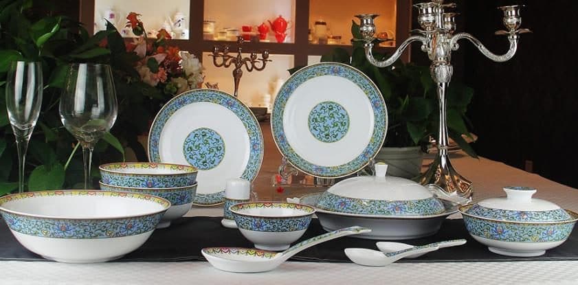 Red Leaf Heavenly Lake — a 30-piece Chinese porcelain dinner service