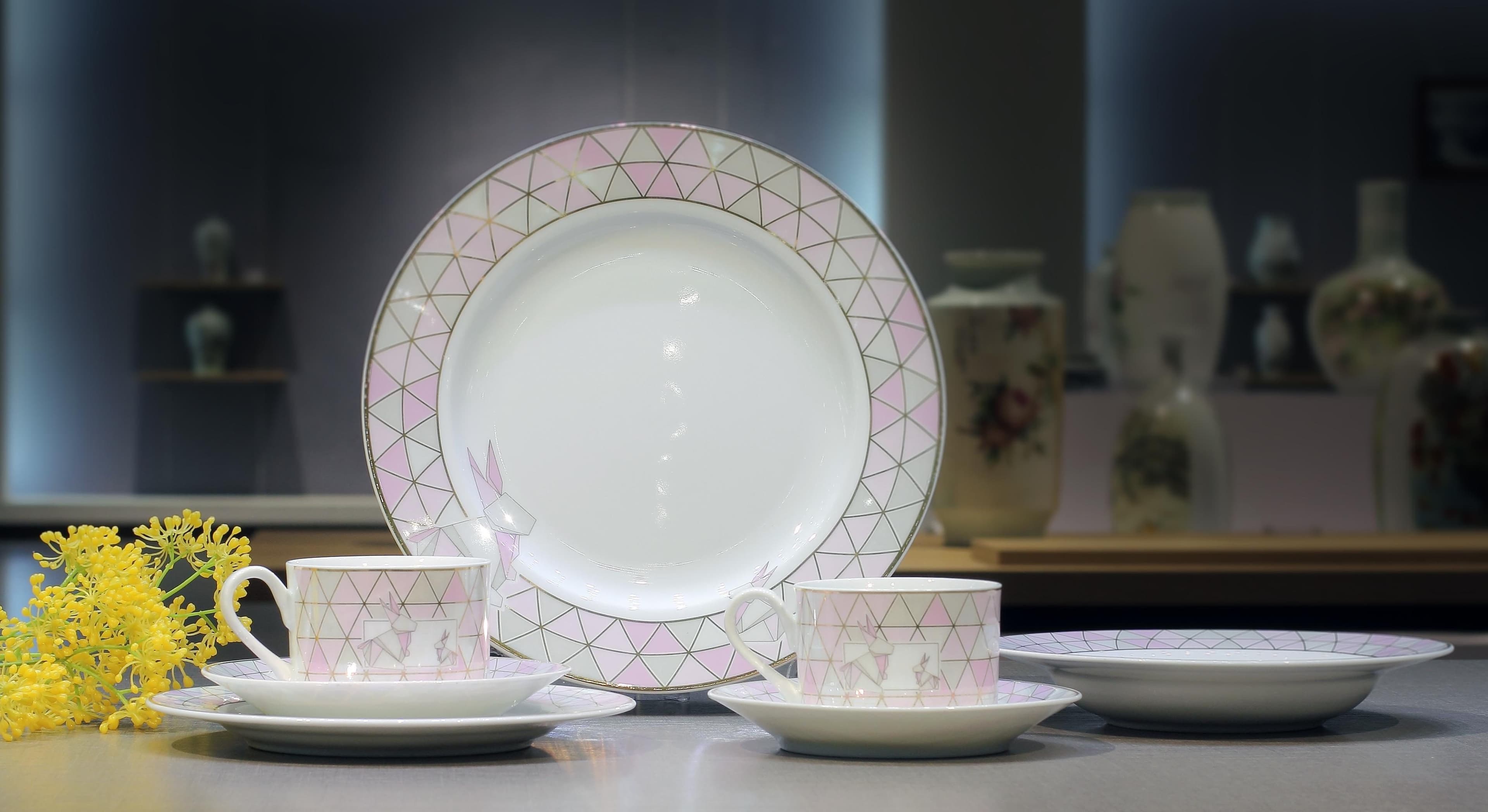 Red Leaf Little Happiness — a 20-piece Chinese porcelain dinner service