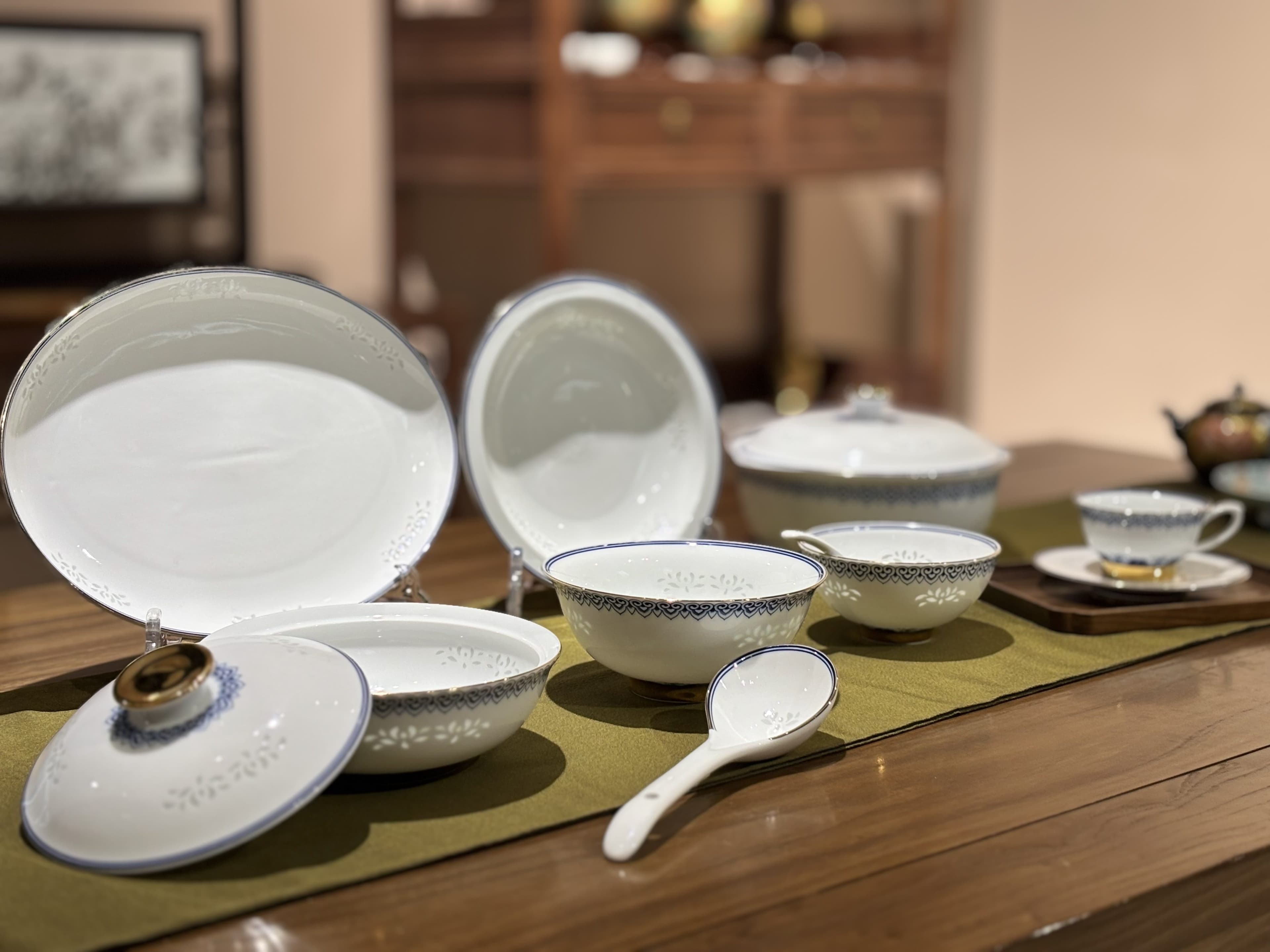 Red Leaf Myriad Baoxiang Blossoms — a 39-piece Chinese porcelain dinner service