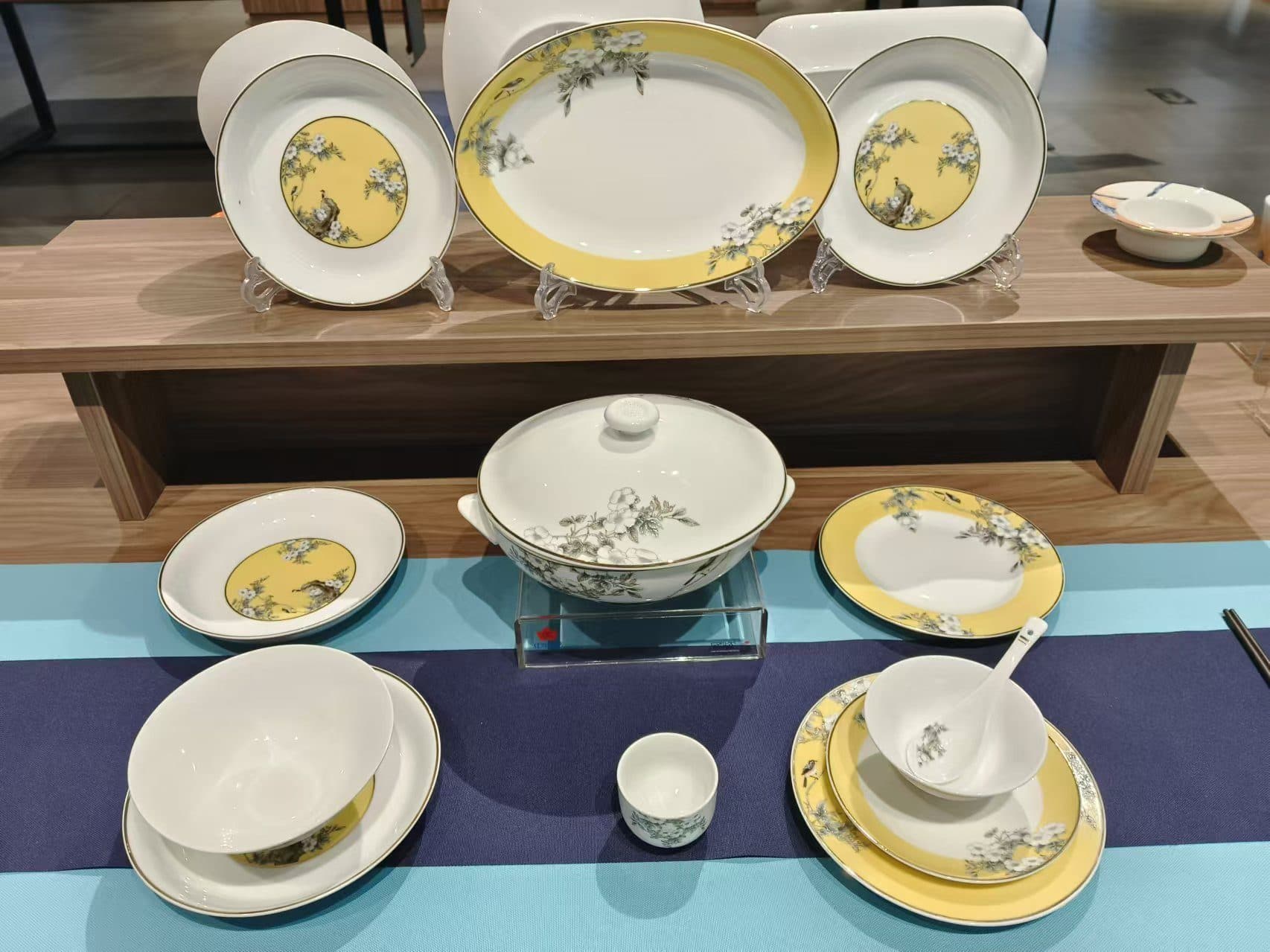Red Leaf Overglaze Ascending Heights — a 39-piece Chinese porcelain dinner service