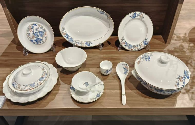 The Red Leaf Overglaze Devotion service, 39 pieces of high-fired Jingdezhen porcelain