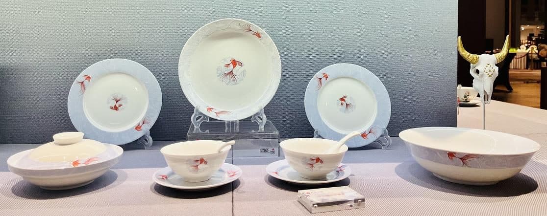 The Red Leaf Playful Outing service, 28 pieces of high-fired Jingdezhen porcelain