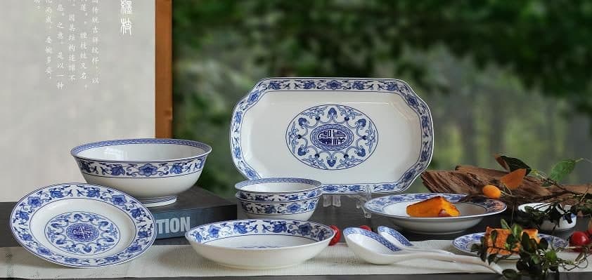 The Red Leaf Ruyi Scroll service, 28 pieces of high-fired Jingdezhen porcelain