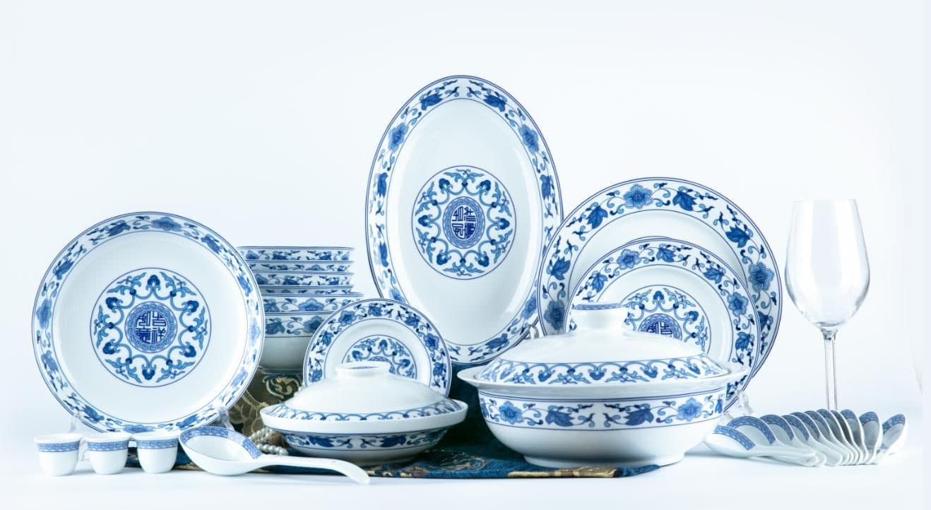 The Red Leaf Ruyi Scroll service, 60 pieces of high-fired Jingdezhen porcelain