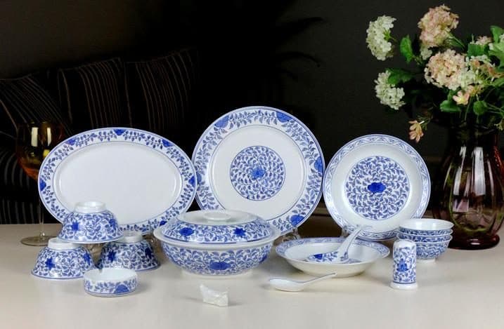Red Leaf Underglaze Hand-Painted Blue & White — Interlocking Lotus Scroll — a 111-piece Chinese porcelain dinner service