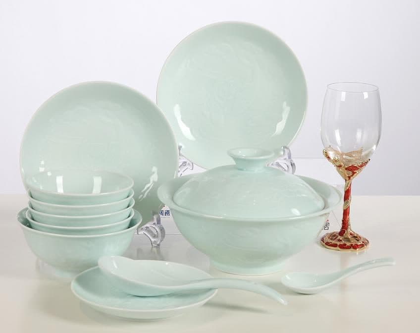 Red Leaf Yingqing Carved Abundance Year After Year — a 32-piece Chinese porcelain dinner service