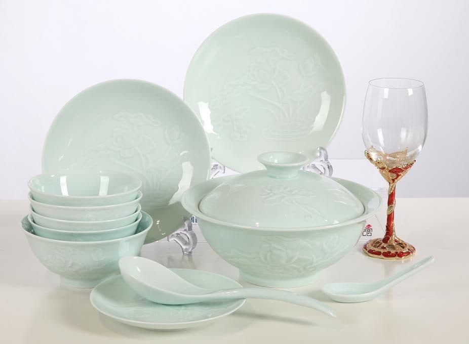 Red Leaf Yingqing Carved Lotus — a 32-piece Chinese porcelain dinner service